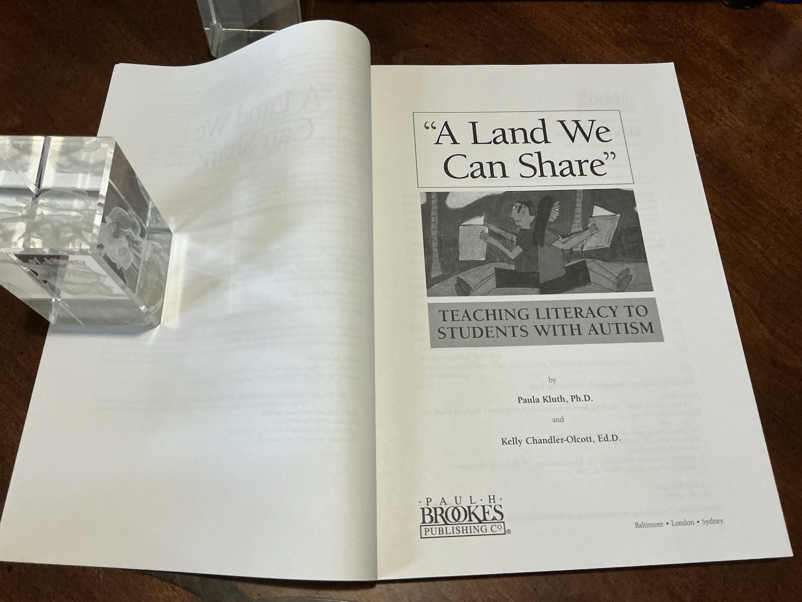 A Land We Can Share : Teaching Literacy to Students with Autism, Paula Kluth PB